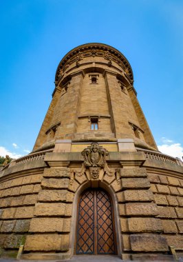 Mannheim, Almanya, düşük açılı görünüş eski tarihi su kulesi