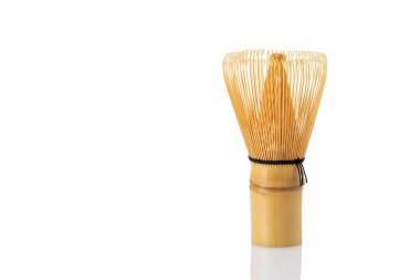 Yansımaları ve boşluk ile beyaz arka plan üzerinde izole Japon yeşil matcha çay bambu çırpma teli.