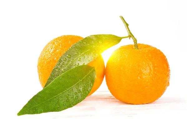 Tangerines Αφήνει Και Νερό Πέφτει Άσπρο Φόντο Ξύλινη Closeup Ηλιοφάνεια — Φωτογραφία Αρχείου