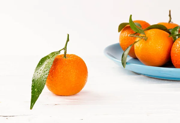 Tangerines White Wooden Background Waterdrops Green Leaves — Stock Photo, Image