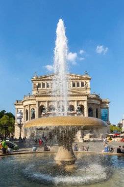 Frankfurt - Almanya, Eylül, 5, 2018 - eski Opera Binası Alte Oper de Frankfurt Main Opernplatz Çeşme ve yürüyen insanlar ile yaz aylarında. 
