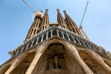 Barselona, İspanya, Temmuz 10th. 2018 - katedral La Sagrada Familia düşük açılı manzara inşaat ile vinç