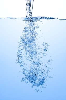 Su sıçrama hava kabarcıkları ile mavi beyaz su arka planda dökme