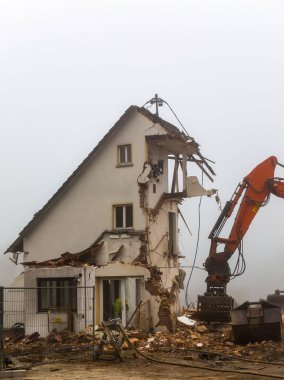 Sisli bir günde eski konut bina yıktırılarak buldozer Ekskavatör