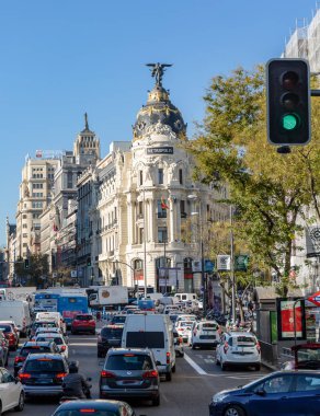 Madrid, İspanya - 29 Kasım 2018: Bitirim Calle de Acala araba, otobüs, yayalar ve ile metropol binası önünde üzerinde.