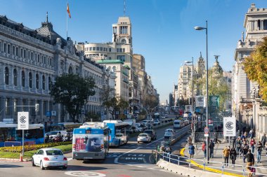 Madrid, İspanya - 29 Kasım 2018: Arabalar, otobüsler, yayalar ve motosiklet ile Calle de Acala trafik daire Paseo del Prado, bitirim.