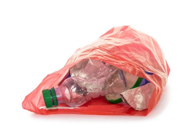 Kırmızı plastik çöp torbası boş plastik şişe ve beyaz arka plan üzerinde izole diğer çöpleri dışarı sopa ile