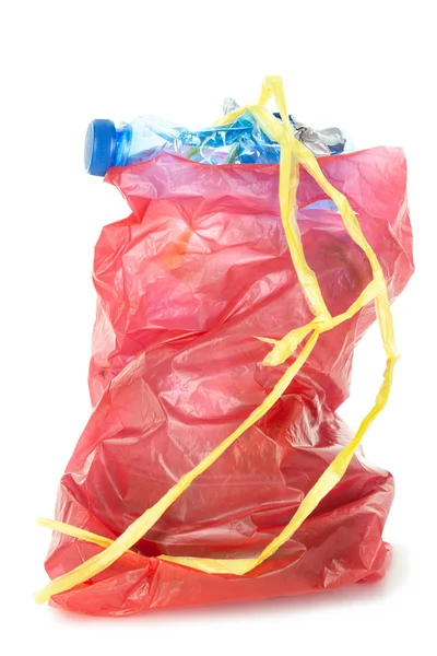 Röd Plast Plastpåse Med Pinne Tom Plastflaska Och Annat Skräp — Stockfoto