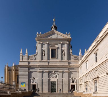 Madrid, İspanya, 29 Kasım. 2018 - Catedral de Santa Maria la Real de la Almudena, insan grupları ile önden görünüm