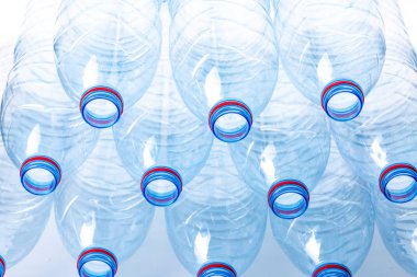 Beyaz arka plan boş plastik su şişeleri atık yığını