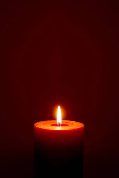 Single Burning Red Candle Dark Red Background Closeup — Stock Photo, Image