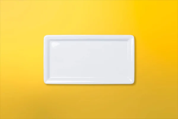 Placa blanca vacía sobre fondo de degradado naranja amarillo — Foto de Stock