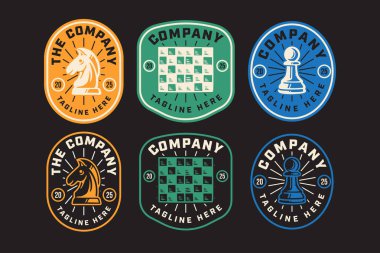 Atı, piyonu ve satranç tahtasıyla satranç kartı logosu. Strateji ve masa oyunu için satranç amblemi paketi. Turnuva, kulüp ve mal için satranç sembolleri dizayn edildi. Vektör İllüstrasyonu
