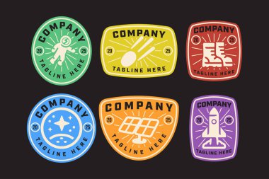 Uzay yürüyüşü, kuyruklu yıldız, astronot botları, gezegen ve yıldız, güneş paneli, uzay, astronomi, galaksi, bilim, macera, kaşifler için roket retro rozet vektör tasarım koleksiyonu seti