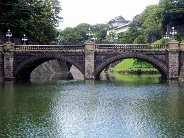 東京の皇居近くの水に架かる伝統的な橋 — ストック写真