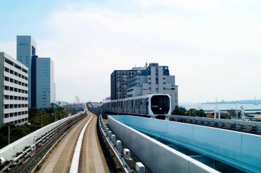 bir sürücü olmadan bir tren raylar tokyo japonya üzerinde sürmek                               