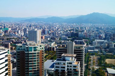 fukuoka şehir japonya üst görünümünde binalar ve dağlar