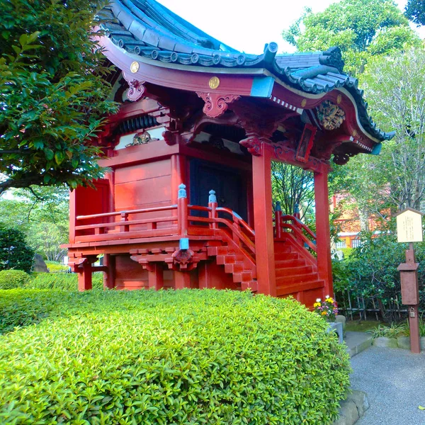 浅草東京の日本庭園に建つ — ストック写真