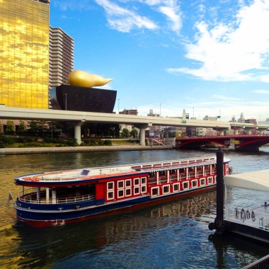 Sumida Nehri Tokyo Japonya üzerinde nehir otobüsü. Asakusa alanında gökdelenlerin arka planda Zevk tekne.                               