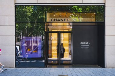 Chanel vitrininde güneşli bir günde altın bir iç ışık