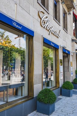 Chopard mağaza vitrininde lüks mağaza logosu tabelası