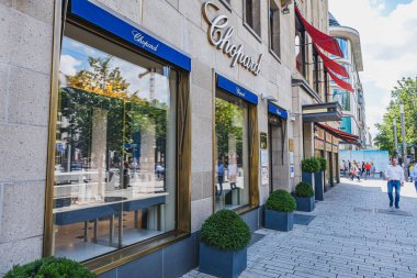 Chopard mağaza vitrininde lüks mağaza logosu tabelası