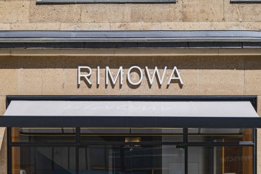 Rimowa lüks bavullar ön tarafında logosu olan bir mağaza.