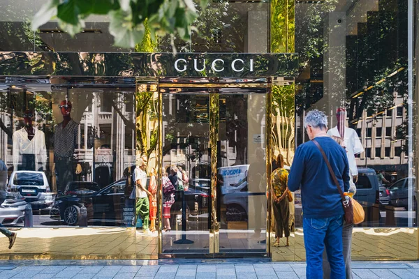 Mağaza vitrininde Gucci marka mağaza logosu.