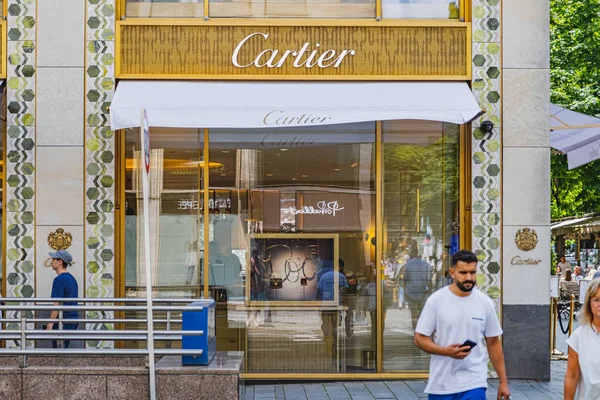 Cartier lüks mağazası ve oradan geçen insanlar.