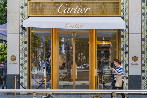 Mağaza vitrininde Cartier marka mağaza logosu var.