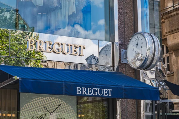 Breguet lüks mağaza vitrininde marka mağaza logosu görüyor
