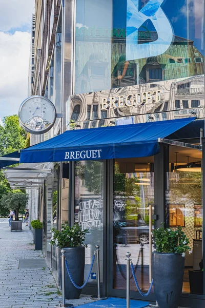 Breguet lüks mağaza vitrininde marka mağaza logosu görüyor