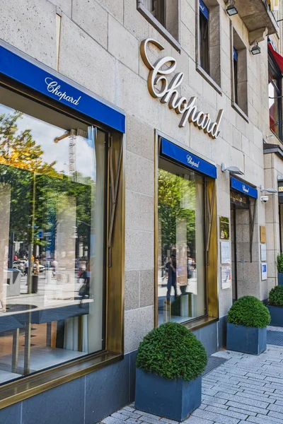 Chopard mağaza vitrininde lüks mağaza logosu tabelası