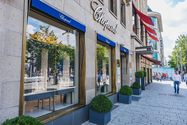 Chopard mağaza vitrininde lüks mağaza logosu tabelası