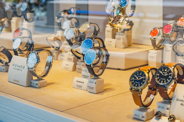 Koenigsallee caddesindeki dükkan vitrininde bir sürü lüks saat var.