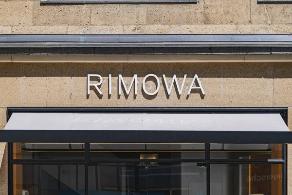 Rimowa lüks bavullar ön tarafında logosu olan bir mağaza.