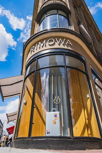 Rimowa lüks bavullar mağaza vitrininde logo levhası olan bir mağaza.