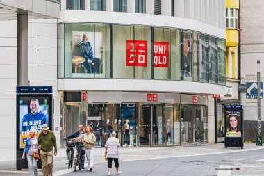 Schadowstrasse 'deki mağazanın vitrininde Uniqlo giyim markası satış mağazası logosu