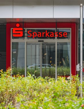 Berliner Allee 'deki bir binanın logosu.