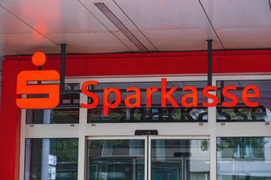 Berliner Allee 'deki bir binanın logosu.