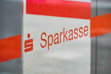 Penceredeki Sparkasse banka logosu