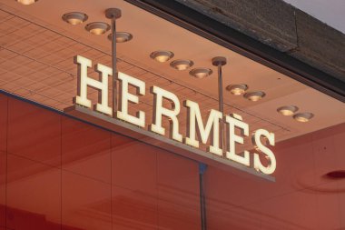 Hermes vitrininde lüks marka logosu