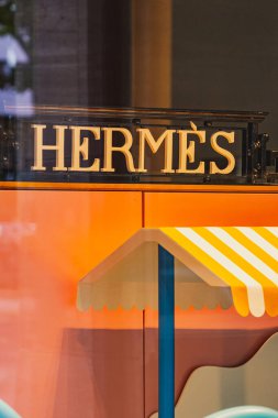 Hermes lüks marka logosu girişteki dükkanın penceresinde.
