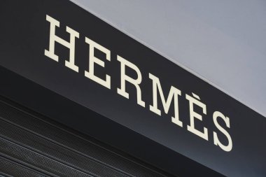 Hermes 'in lüks logosu mağazanın girişinde.