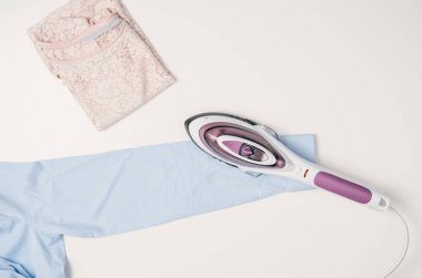 Demir ve giyim. Ütü giyim kavramı, üstten görünüm