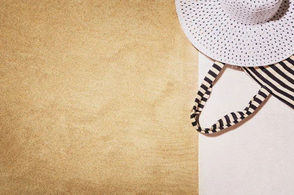 Top view towel on sandy beach. Background with copy space — Stock Photo, Image