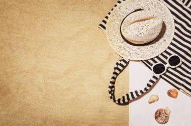 Üstten Görünüm kumsal havluda. Arka plan kopya alanı ile