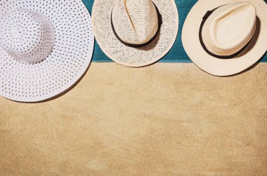 Üstten Görünüm kumsal havluda. Arka plan kopya alanı ile