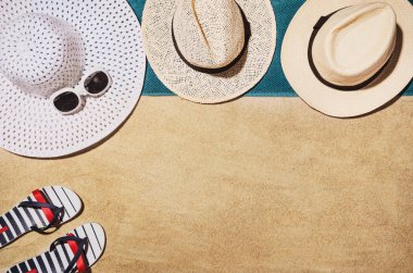 Üstten Görünüm kumsal havluda. Arka plan kopya alanı ile