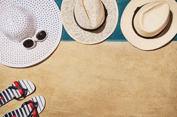 Üstten Görünüm kumsal havluda. Arka plan kopya alanı ile